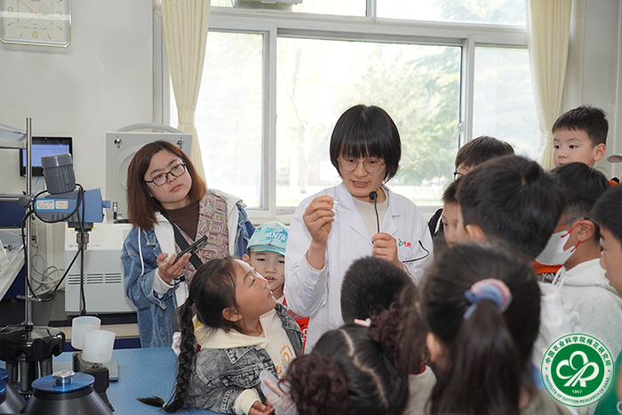3参观棉花生物育种与综合利用全国重点实验室xiu.jpg