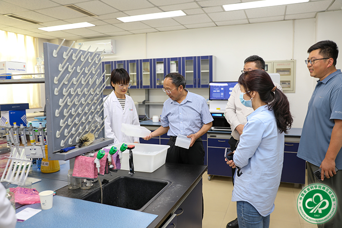 1 检查实验室xiu.jpg