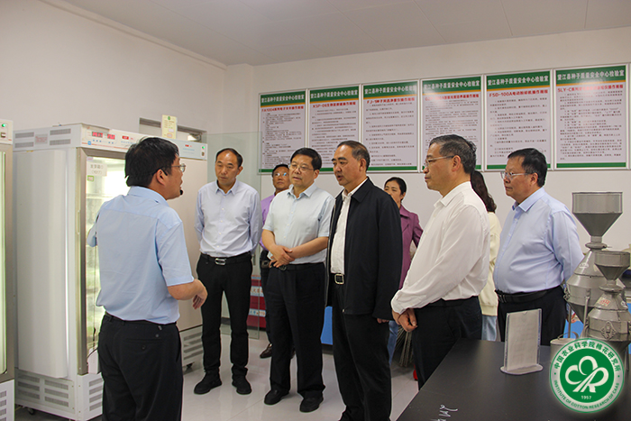 调研长江科研中心种子检测实验室xiu.jpg