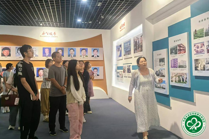 学生们参观成果展览室XIU.jpg