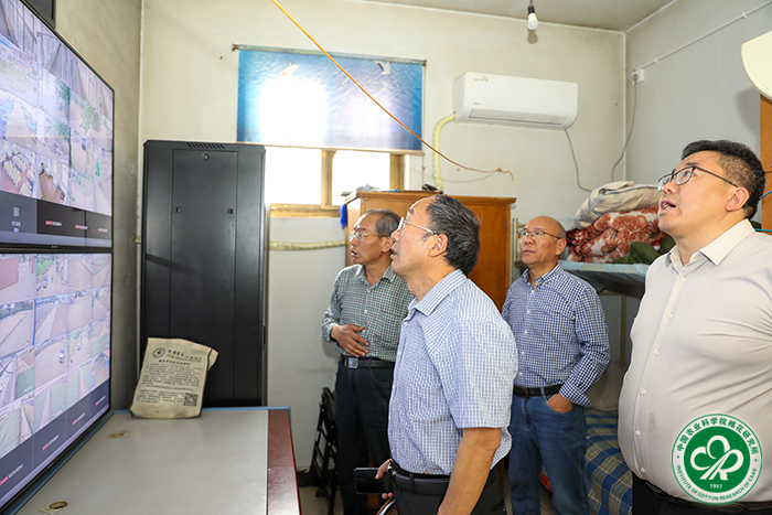 5 检查试验农场监控室xiu.jpg