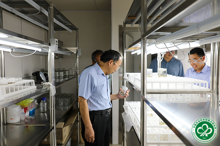 4 检查种质资源库xiu.jpg